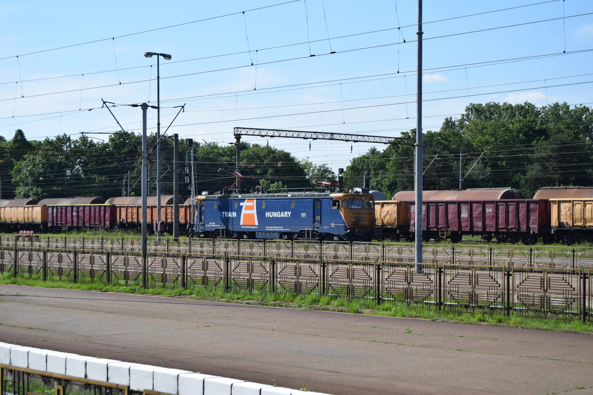 Eine E-Lok ehemalig BAureihe 40/41 manvriert am 28.05.2016 in Bahnhof Brasov.