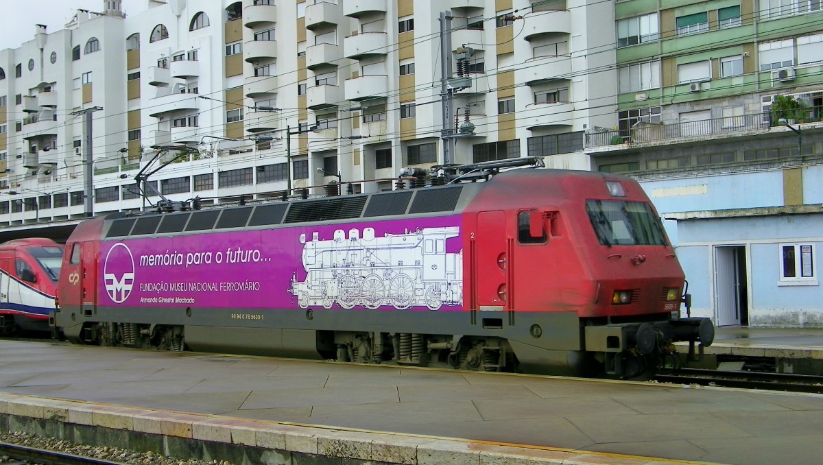 eine E-Lok der portugiesischen Eisenbahn steht mit Werbung fr ein Eisenbahnmuseum im Bahnhof Lissabon-Santa Apolonia (1.10.2013) 