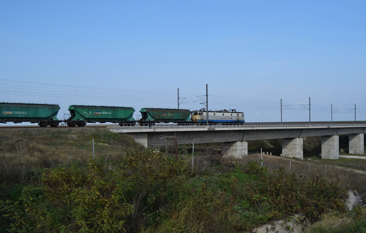 Eine E-Lokk der Baureihe 40 berquert am 15.10.2016 mit einer Getreidewagenganitur die Brcke bei km 40 der Strecke von Bukarest nach Constanta.