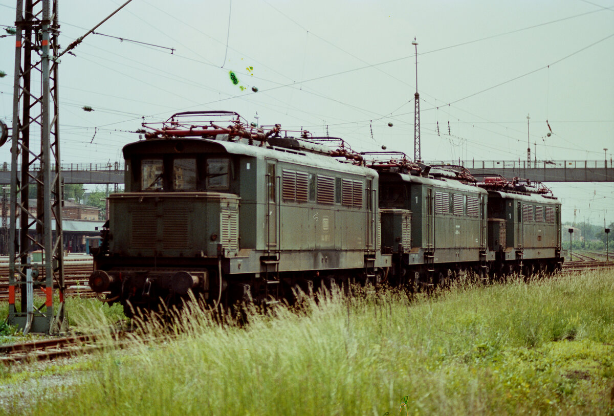 Eine E-Lokomotive der DB-Baureihe 144 (144 187-2), eine weitere E-Lok der DB (145 176-4), sowie noch eine E-Lok der DB-Baureihe 144 ohne Nummer waren 1984 im bayerischen Rosenheim auf DB-Gleisen abgestellt gewesen. Vermutlich waren sie schon z-gestellt.