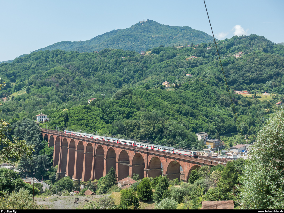 Eine E.402B überquert am 2. Juli 2018 mit dem IC 666 La Spezia Centrale - Milano Centrale die Ponte di Campomorone bei Pontedecimo.
