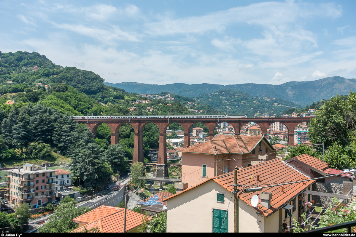 Eine E.402B überquert am 2. Juli 2018 mit dem IC 746 Ventimiglia - Milano Centrale die Ponte di Campomorone bei Pontedecimo.
