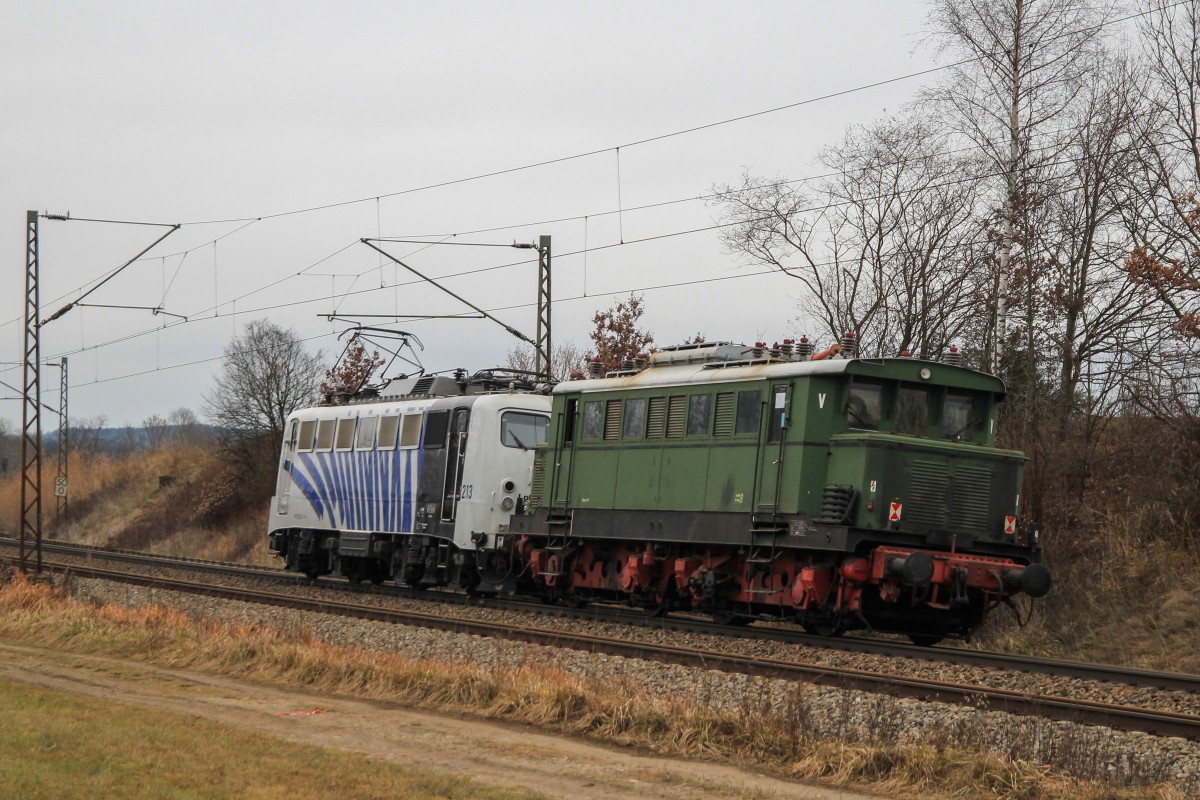 Eine E44 wurde am 4. Januar 2014 von 139 213 nach Stuttgart geschleppt, aufgenommen bei Ostermünchen.