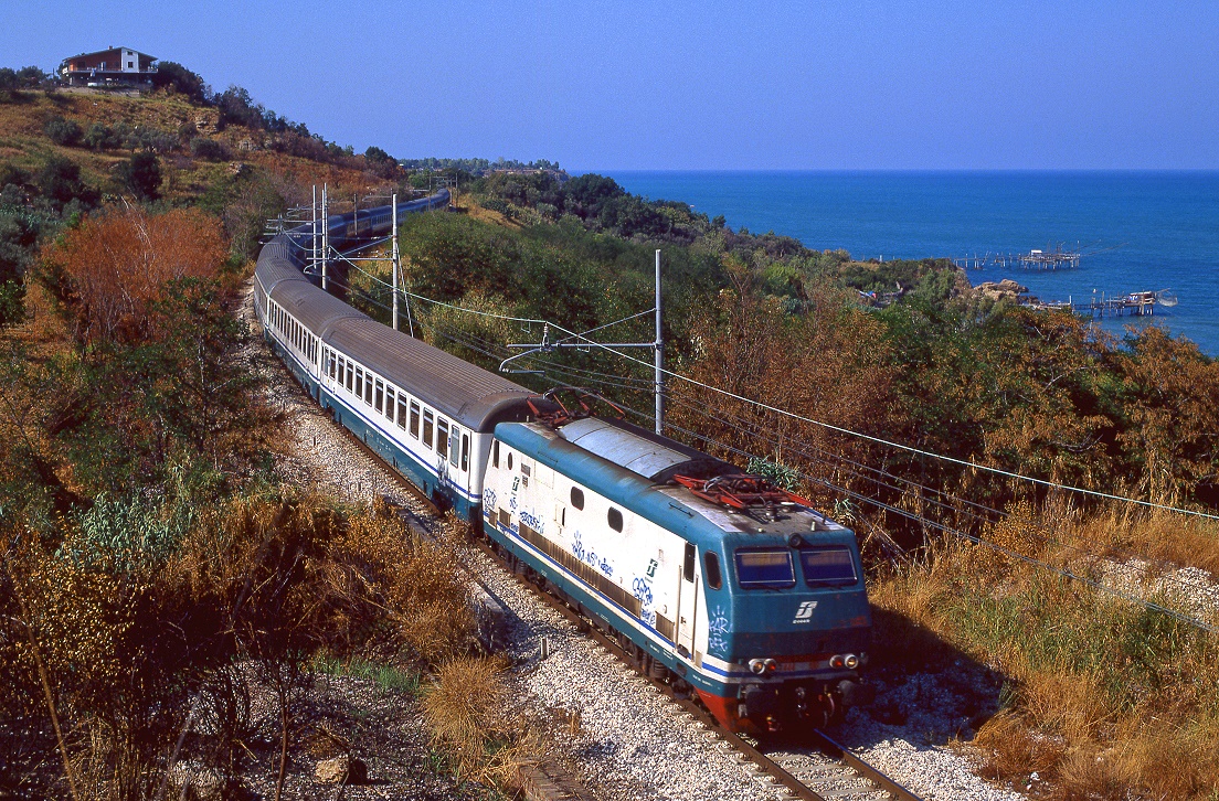 Eine E444 bei Vasto, 23.08.2001, IC 575. Die Strecke wurde mittlerweile durch eine teilweise im Tunnel verlaufende Neubaustrecke im Hinterland ersetzt.