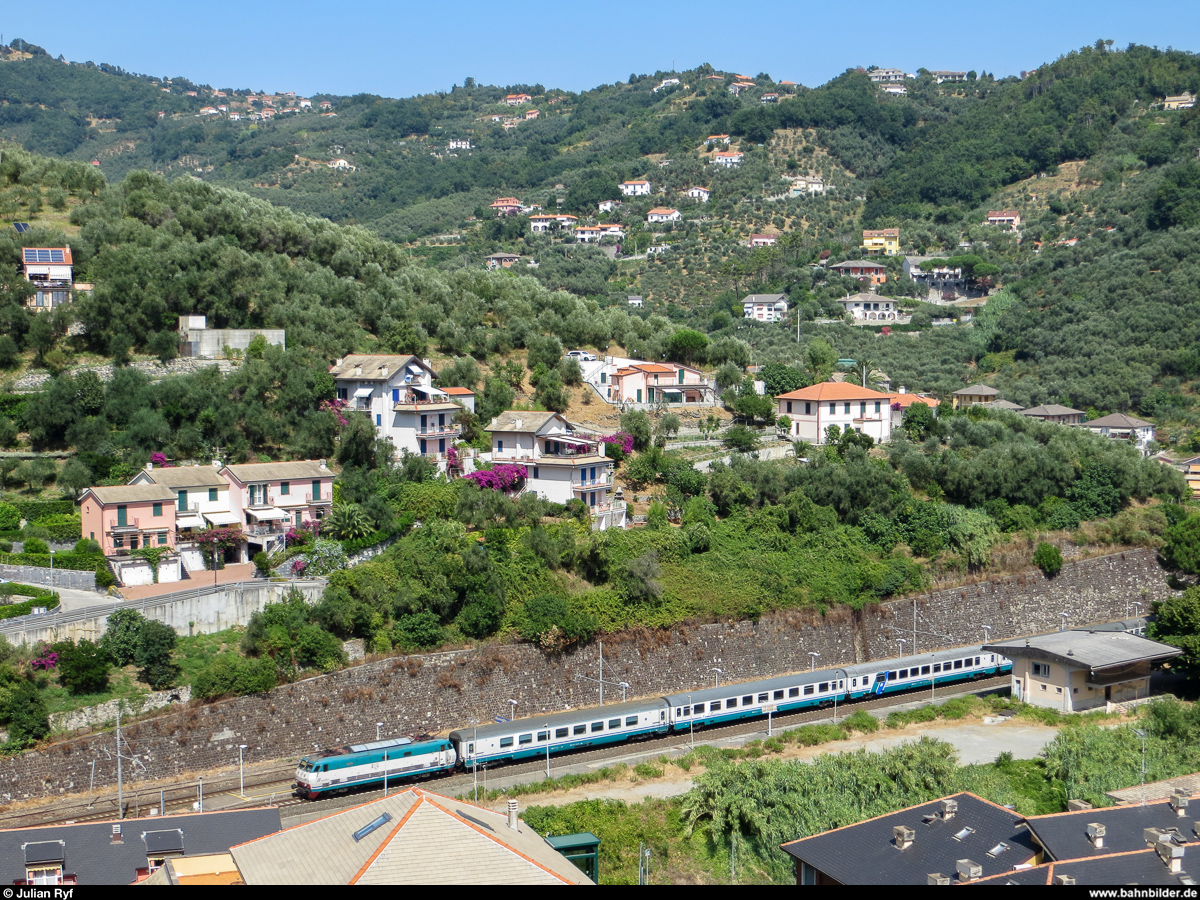 Eine E.444 durchfährt am 3. August 2013 mit einem IC nach Genova den Bahnhof Moneglia.