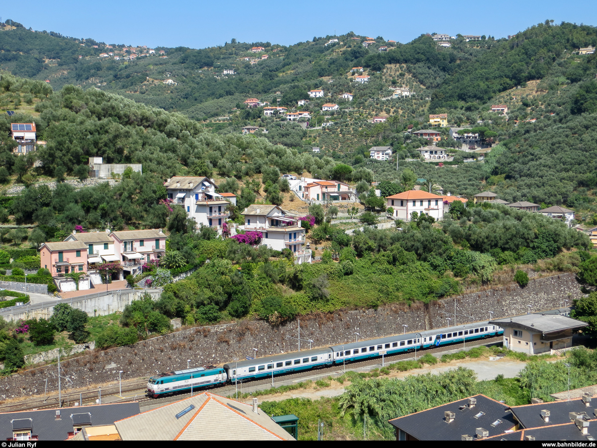 Eine E.444 durchfährt am 3. August 2013 mit einem IC nach Genova den Bahnhof Moneglia.