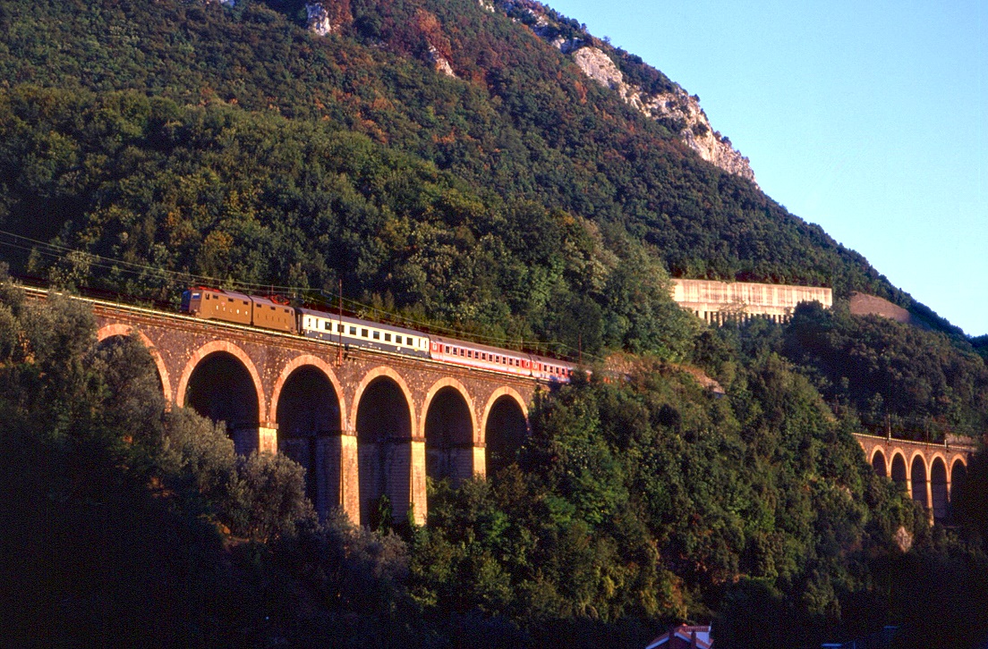 Eine E636 mit Zug 3466 bei Cava de Tirreni nahe Salerno, 06.09.1993.