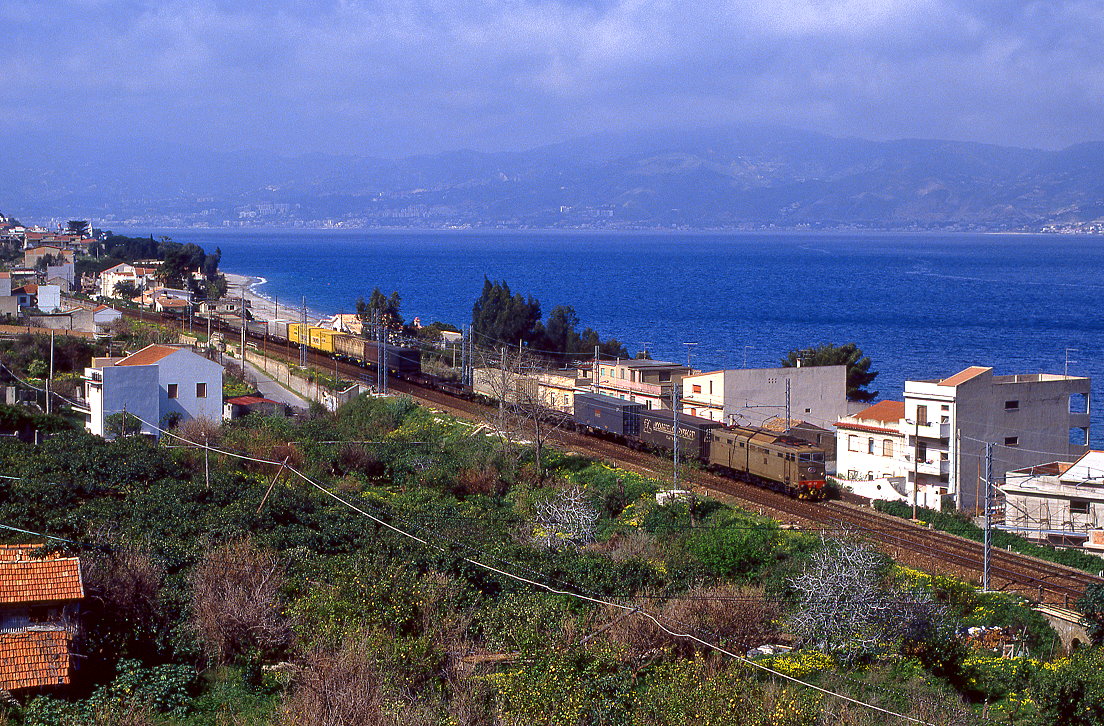 Eine E645 bei Villa San Giovanni gegenüber der sizilianischen Küste, 21.03.2002.