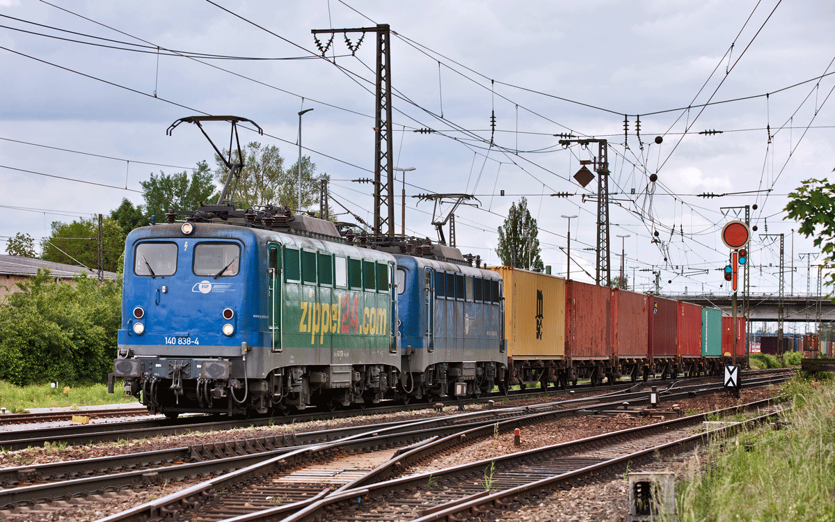Eine EGP Doppeltraktion der Loks 140 838-4 und der 140 853-3 fahren in Regensburg mit einem Containerzug vorüber.Bild vom 26.5.2017
