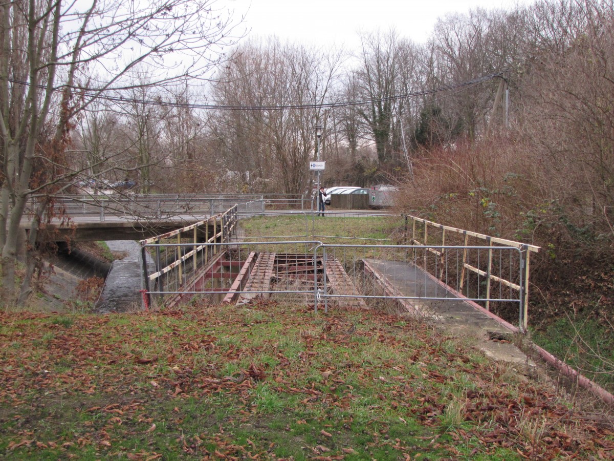 Eine ehemalige Eisenbahnbrücke am 04.12.2012 in Merseburg.