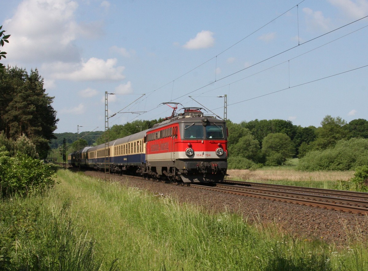 Eine ehemalige ÖBB Lok, jetzt unter 1142.704 in Diensten der Centralbahn, war am 4.6.2015 Zuglok des Rheingold DPF 20856. Um 10.14 Uhr kam der Zug hier auf der Rollbahn durch die Bauernschaft Schollbruch bei Lengerich.