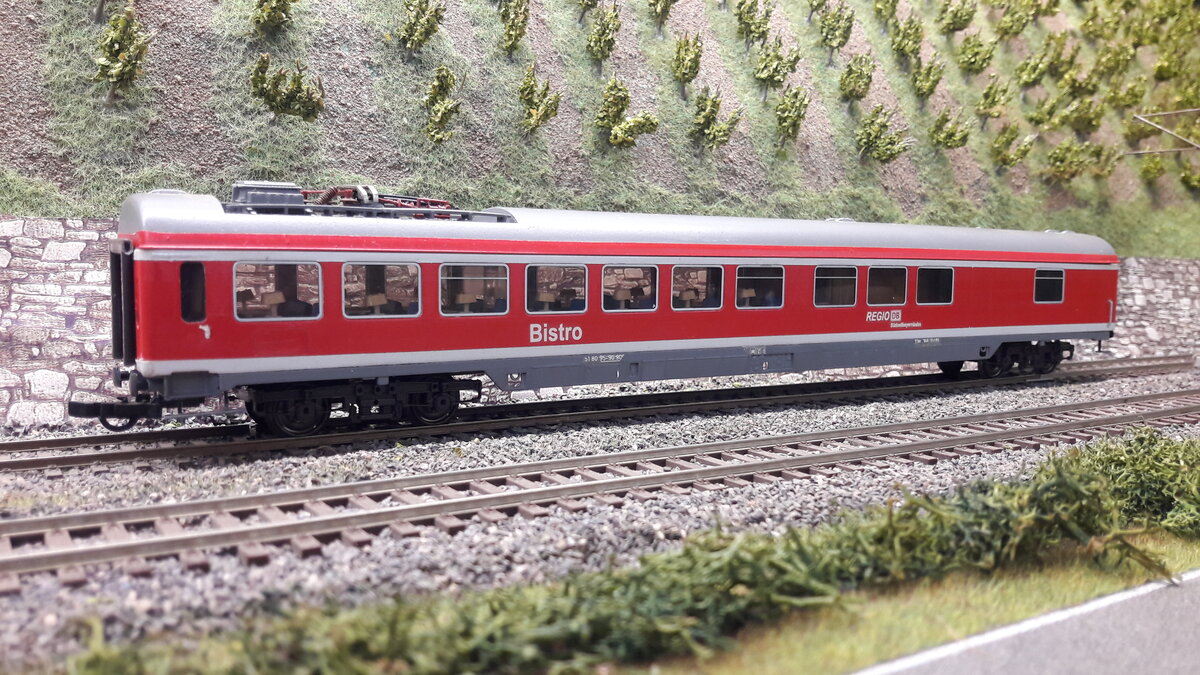 Eine Eigenkreation aus Harrstadt, Bistrowagen der Südostbayernbahn in originalen 1:87 .
In dieser Modelloriginallänge bis heute von keinem Hersteller gebracht. Wrmz 135
Als Grundmodell diente ein ADE Speisewagen