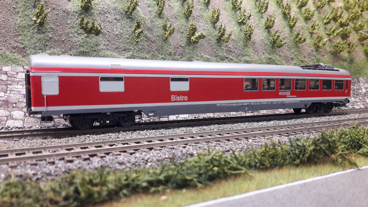 Eine Eigenkreation aus Harrstadt, Bistrowagen der Südostbayernbahn in originalen 1:87 .
In dieser Modelloriginallänge bis heute von keinem Hersteller gebracht. Wrmz 135
Als Grundmodell diente ein ADE Speisewagen