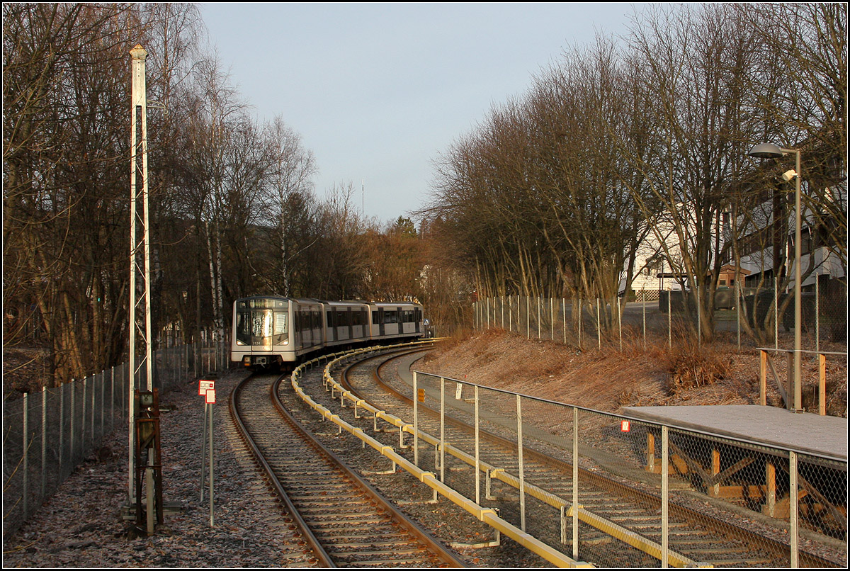 Eine eigenwillige U-Bahnstrecke -

Die Holmenkollenbahn in Oslo wurde vollständig, auch technisch ins U-Bahnnetz der norwegischen Hauptstadt integriert. So befahren richtige U-Bahnwagen mit Stromschiene seit 2009 die kurvenreiche Bergstrecke. Hier ein abwärts fahrender Zug kurz vor der Haltestlle 'Vinderen'.

30.12.2013 (M)

