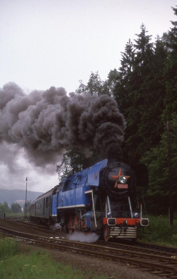 Eine eindrucksvolle Ausfahrt machte der Papagei 477043 am 25.6.1988 im Bahnhof Mostek!