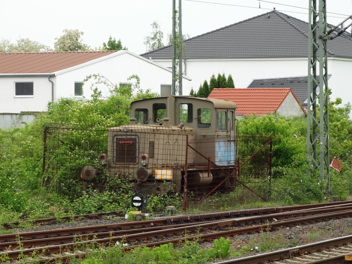 Eine eingezäunte Rangierlok steht am 06.05.14 in Riedstadt Goddelau vom Bahnsteig aus Fotografiert