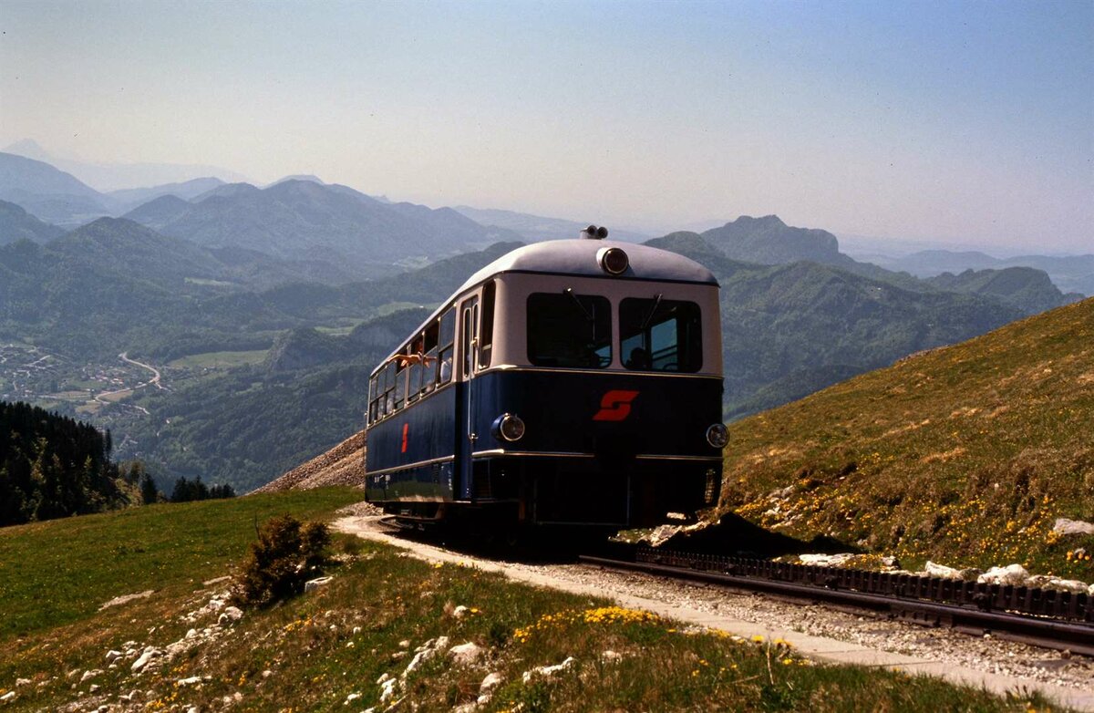 Eine einprägsame Heiterkeit war 1986 auf der Schafbergbahn zu spüren. Ein Wagen der ÖBB- Baureihe 5099 sorgte für diese  serenitas .