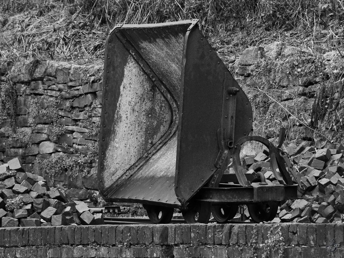 Eine einsame Lore im Gruben- und Feldbahnmuseum Zeche Theresia. (Witten, April 2018)