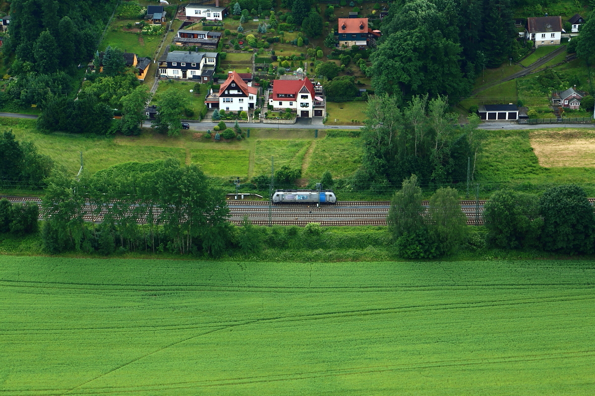 Eine einsame (und mir unbekannte) E-Lok wartet am Blocksignal, kurz vor dem Kurort Rathen, auf die Freigabe zur Weiterfahrt. Die Aufnahme entstand am 16.06.2017 vom Bastei-Felsen aus.