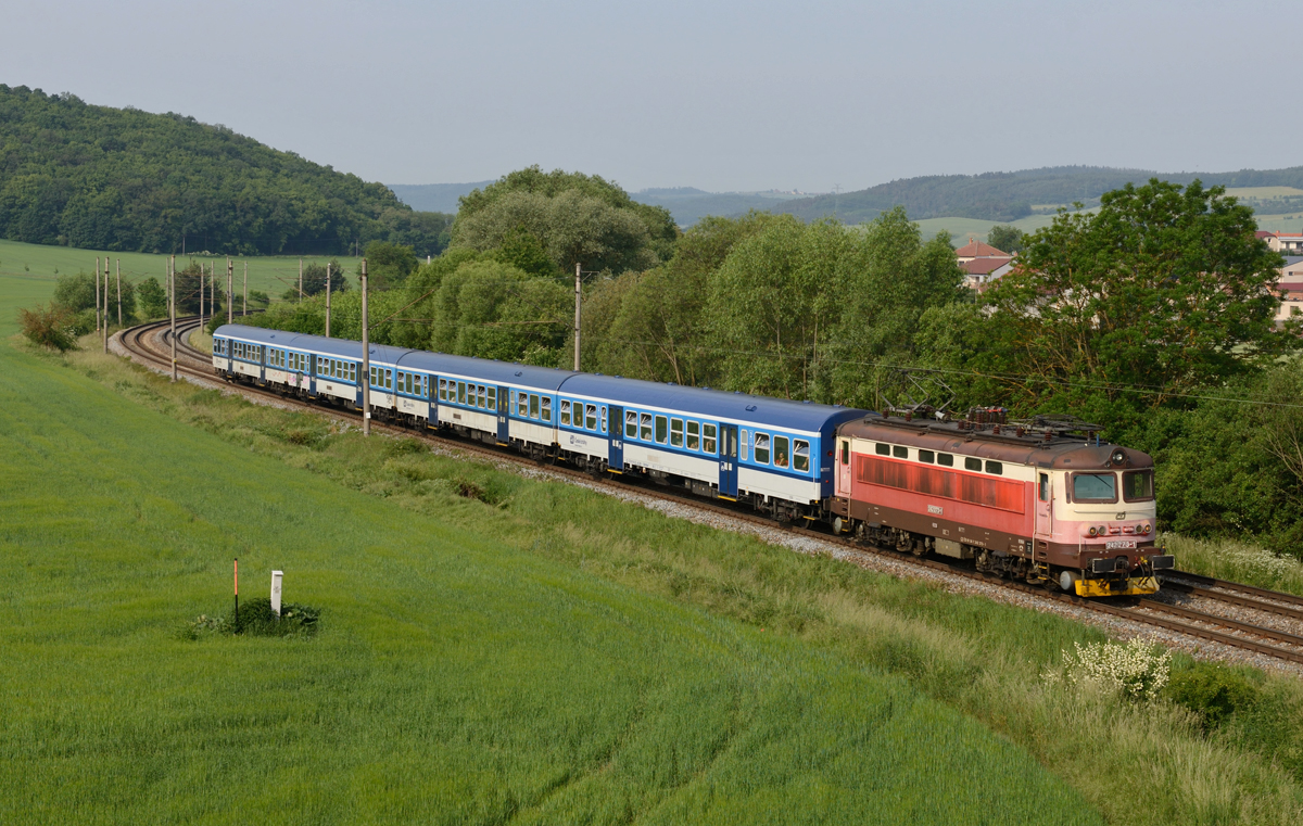 Eine einzigartige Lackierung trägt die 242 273, welche  am Morgen des 28. Mai 2018 mit dem Pendlerzug Os 4613 von  Tišnov nach Břeclav unterwegs war und von mir in Čebín fotografiert wurde. 