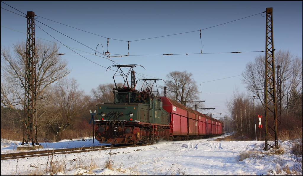 Eine EL2, wie sie noch im Tagebau Profen südlich von Leipzig unterwegs sind, bringt am 05.02.2012 einen Zug mit Braunkohle in das Kraftwerk Deuben. 