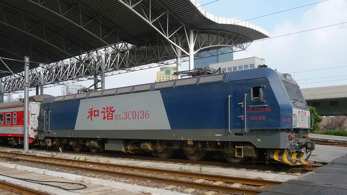Eine Elektrolok HXD3C 0136 im Bahnhof Shanghai, 22.10.2015