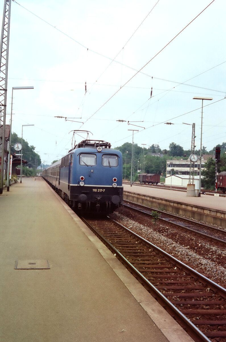 Eine Ellok der DB-Baureihe 110 fährt in den Nürtinger Bahnhof ein (1984)