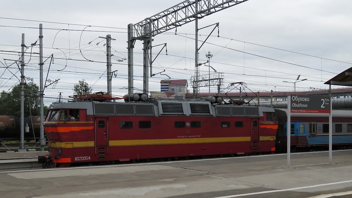 Eine Elok der Baureihe ЧС2Т (TschS2T) in der Station Обухово / Obukhovo, St. Petersburg, 16.7.17
