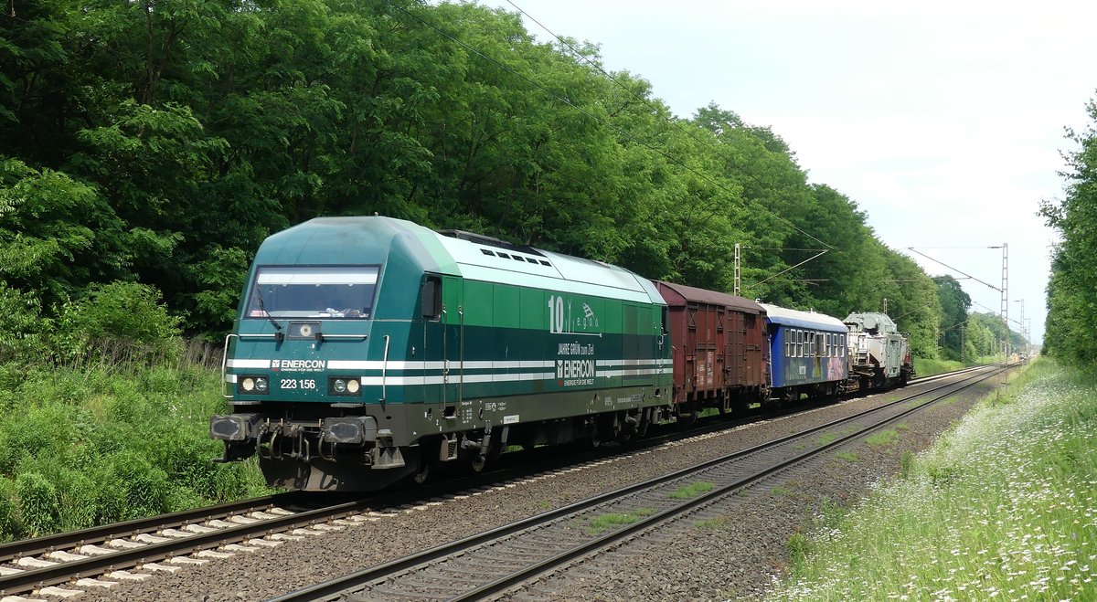 Eine Enercon 223 überführte am 31.5.2018 einen Trafo über die Rhein-Main Bahn und ist hier zwischen Messel und Kranichstein zu sehen. Aufgenommen am 31.5.2018 15:45