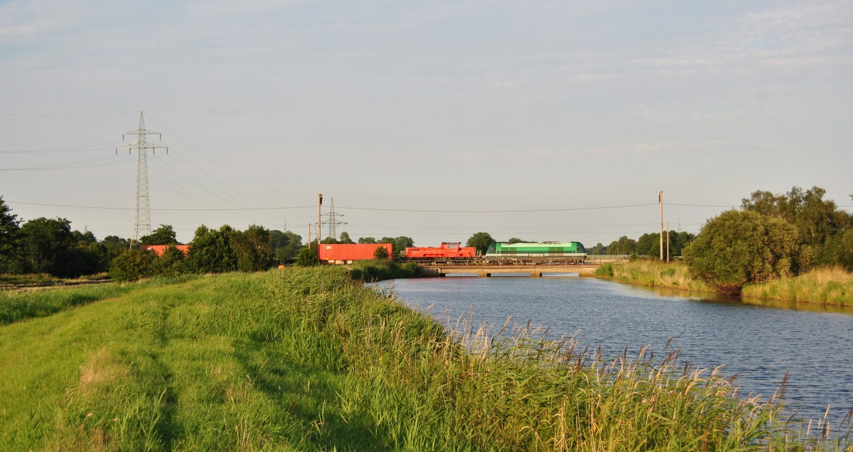 Eine Enercon 223er fuhr am 07.08.2015 von Emden in Richtung Süden, hier am Sauteler Kanal in Neermoor.