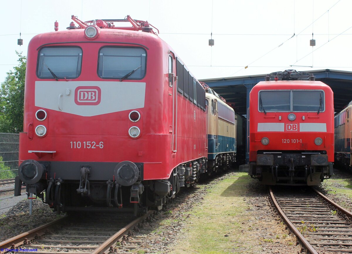 Eine der ersten E-Loks der BR E 10, aufgenommen an 18. Juni 2022 im DB-Museum Koblenz. Rechts daneben, die erste Drehstromlokomotive BR 120 101-1.