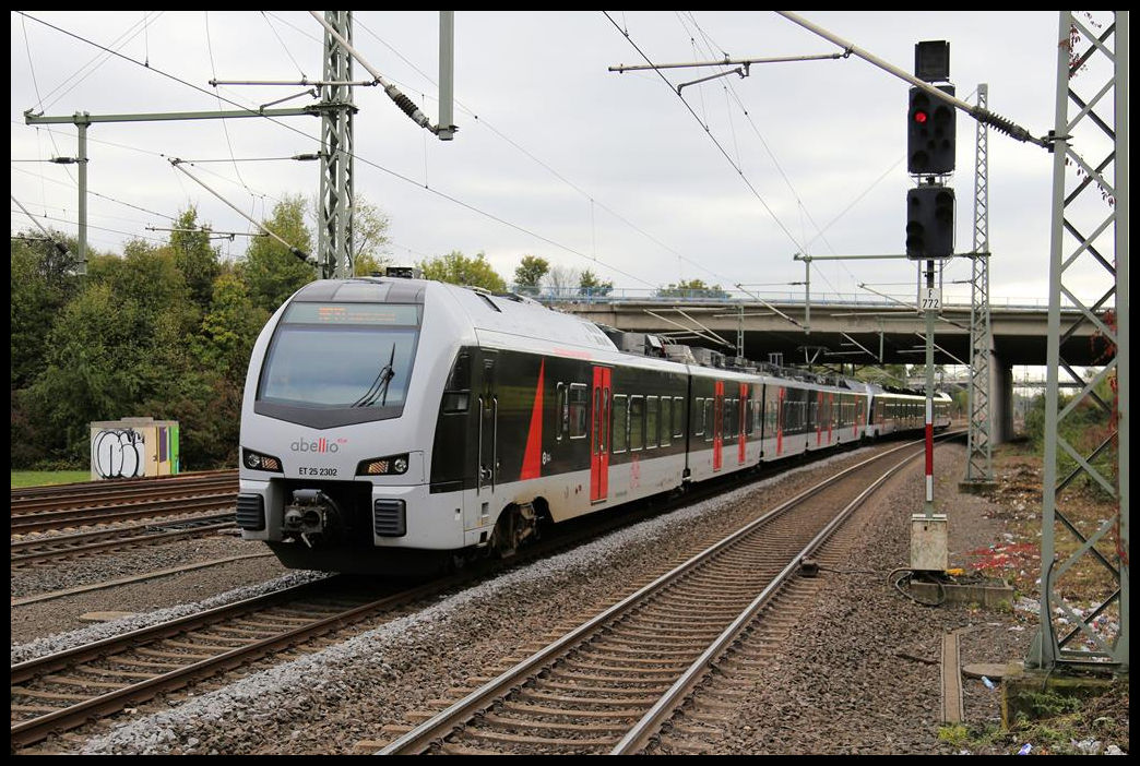 Eine ET Doppel Garnitur von Abellio mit ET 252302 fährt hier am 7.10.2019 um 13.37 Uhr in Düsseldorf Flughafen ein.