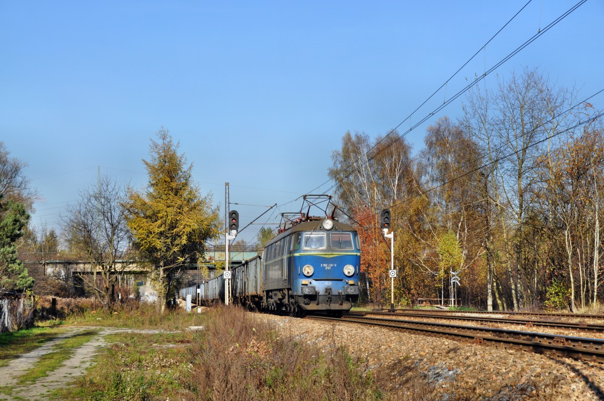 Eine ET22 mit einem Gter Zug in Richtung Sden fahrend bei Katowice-Brymw (31.10.2013)