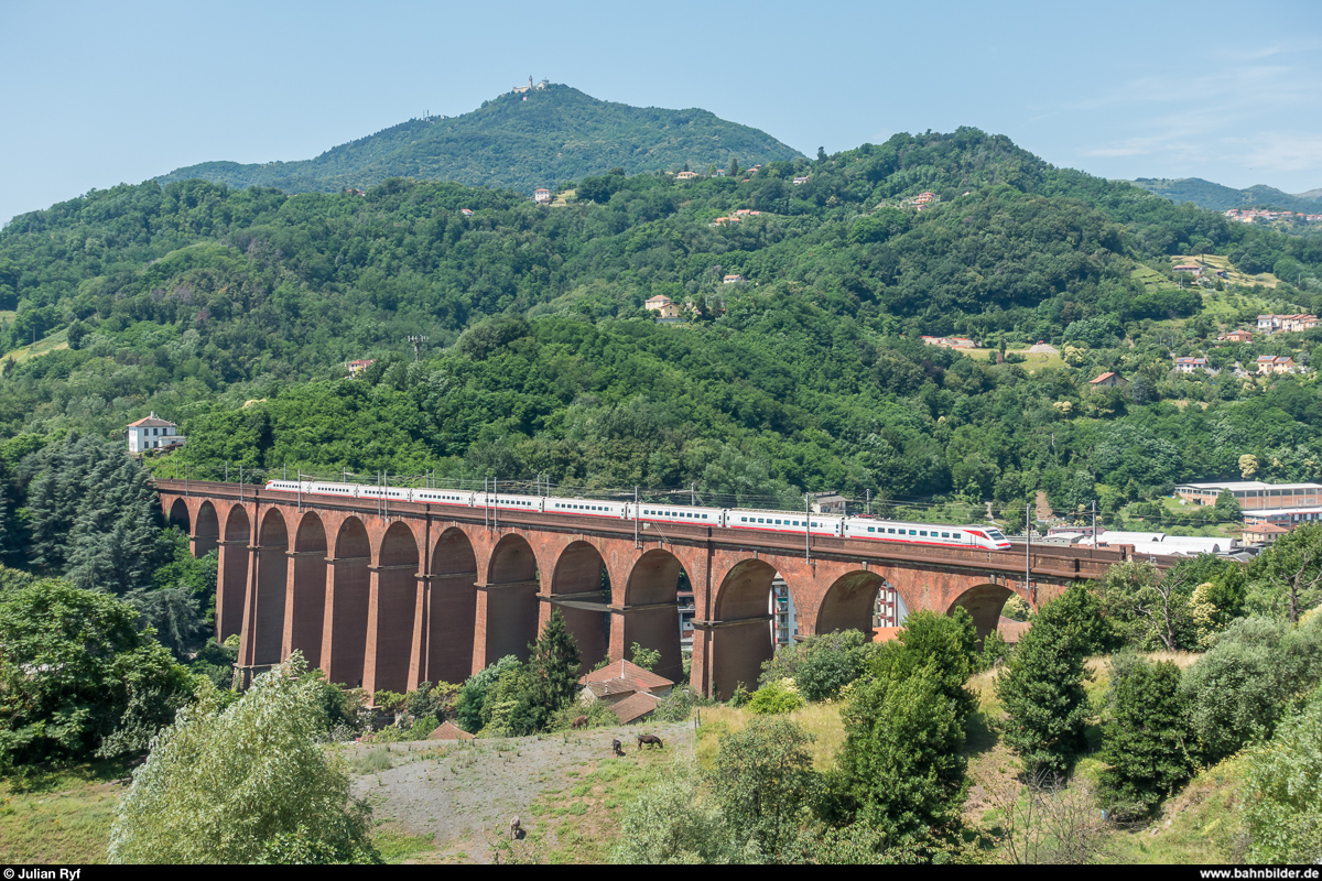 Eine ETR 460 überquert am 2. Juli 2018 als Frecciabianca 8606 Roma Termini - Torino Porta Nuova die Ponte di Campomorone bei Pontedecimo.
