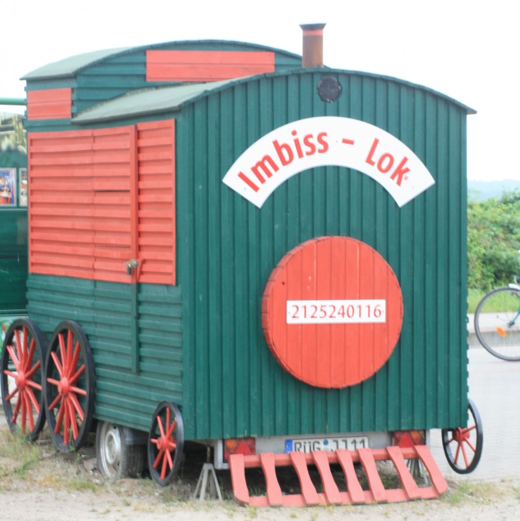Eine etwas andere Lok steht in Sellin Ost am Bahnhof, um die unzhligen Rgentouristen zu bekstigen, whrend sie auf den  Roland  warten, 27.07.2014, 17:54 Uhr 