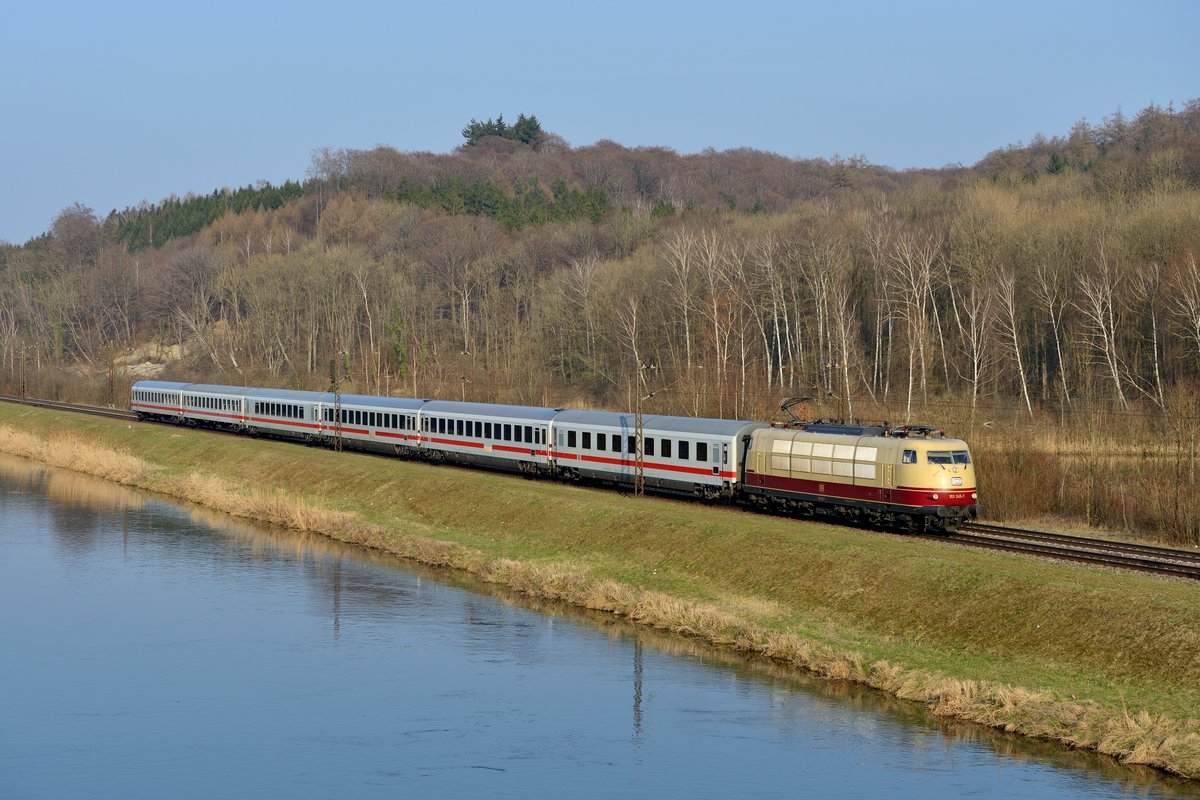 Eine etwas fahrzeugorientiertere Variante des Motives am Donauufer bei Günzburg: Am 09. April 2015 gelang diese Aufnahme von 103 245 mit ihrer aktuellen werktäglichen Stammleistung, dem IC 2094 nach Ulm.