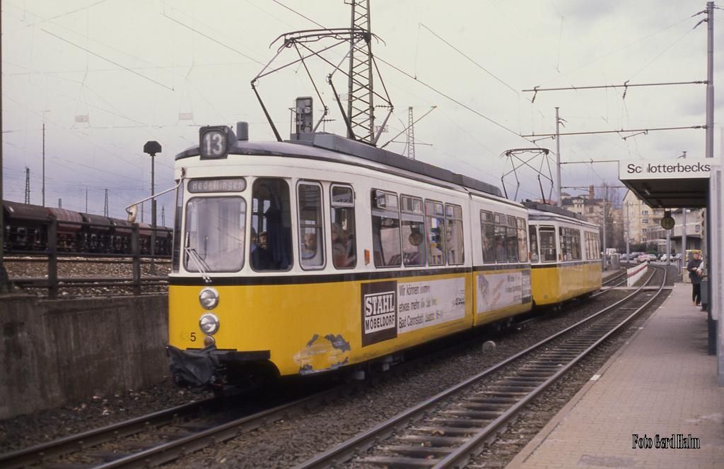 Eine etwas lädierte Tram, genau gesagt Wagen 485 der Linie 18, kam mir an der Haltestelle Schlotterbeck Straße am 3.3.1989 in Stuttgart vor die Linse!