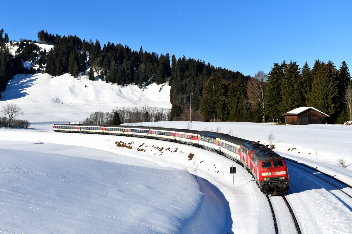 Eine etwas mehr fahrzeugorientierte Variante des Vormittags-Motivs: Bei Harbatshofen konnte ich am 16. Februar 2019 dann den EC 191 auf seiner Fahrt nach München fotografieren. Es führten die Mühldorferinnen 218 433 und 430. 