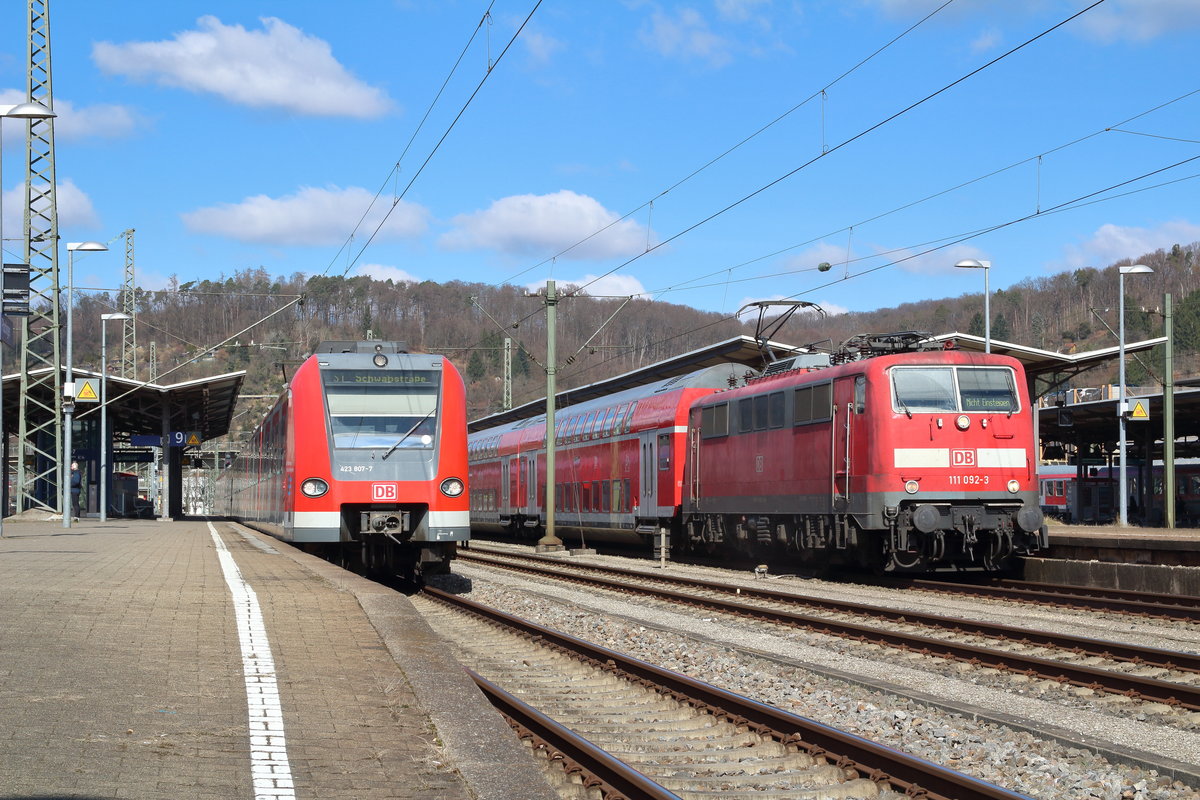 Eine etwas ungewöhnliche Reise. (Bild 1)
Plochingen, 21. März 2018.

Ein Freund und ich haben eine Reise von Murnau nach Köln geplant. Ziel dabei war es möglichst viel unterwegs zu sehen und dabei Geld zu sparen.
Unsere Reise began morgens um 7.30 in Murnau. Dort sind wir in die RB nach München gestiegen. In Pasing haben wir dann auf den ICE in Richtung Stuttgart/Frankfurt/Erfurt/Berlin/Hamburg gewechselt. Dieser brachte uns bis Ulm. Dort sind wir dann auf den IRE nach Stuttgart umgestiegen. Da die Lok des Zuges leider einen Defekt hatte verzögerte sich die Weiterfahrt um 20 Minuten und somit verpassten wir unseren Anschluss in Plochingen (Bild 1). Mit dem nächsten Zug ab Plochingen ging es dann weiter nach Tübingen und von dort weiter nach Horb. In Horb sind wir dann auf den IC187 mit Schweizer Wagen und einer Österreichischen Lok umgestiegen (Bild 2). Dieser Zug brachte uns bis Tuttlingen (Bild 3). Die erste Fahrt in einem 611er stand für uns an (Bild 4). 611 530 brachte uns nun nach Donaueschingen. Von dort ging es quer durch den Schwarzwald nach Offenburg. In Offenburg sind wir in den ICE 404 eingestiegen, der uns bis Köln hätte bringen können. Aber da wir die Rheinstrecke fahren wollten sind wir in Mannheim umgestiegen (Bild 5). Von dort ging es mit einem IC nach Mainz und dann weiter mit dem ICE 26 nach Köln Deutz. Die S19 bachte uns dann schließlich noch über den Rhein zum Kölner Hbf. Von dort ging es dann weiter mit dem Auto. Was die Fahrt gekostet hat? Bloss 22 Euro. Da wir über eine Stunde später als geplant in Köln angekommen sind gab es sogar noch Geld zurück...