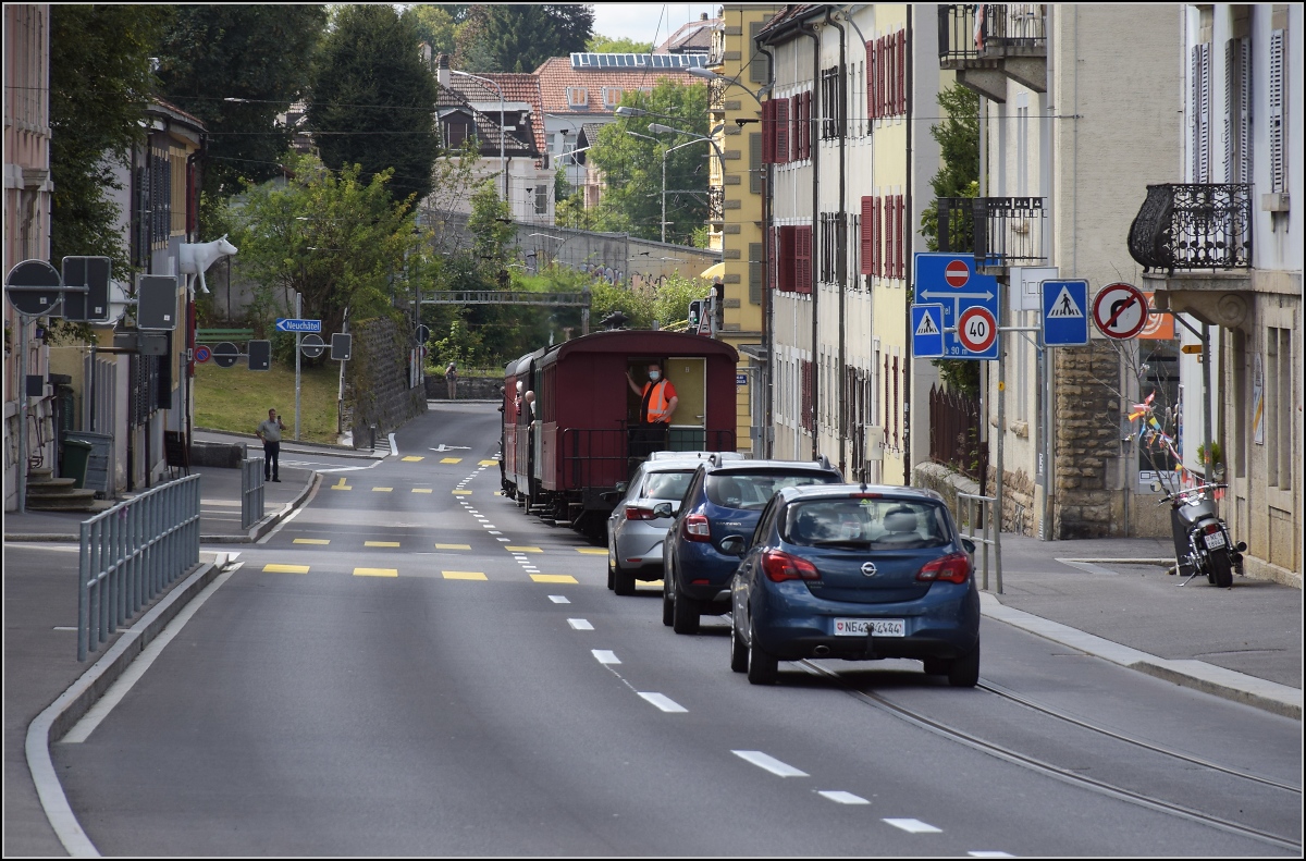 Eine etwas ungewöhnliche Verkehrsteilnehmerin in La Chaux-de-Fonds. 

CP E 164 hat ihren jährlichen Einsatz auf der Strasse. Die Durchfahrt in La-Chaux-de Fonds ist spektakulär. Wie oft fährt man schon Kolonne hinter einem Dampfzug. September 2021.