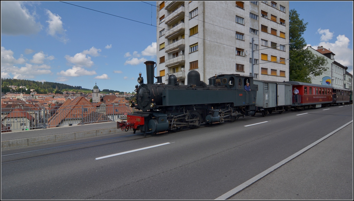 Eine etwas ungewöhnliche Verkehrsteilnehmerin in La Chaux-de-Fonds. 

CP E 164 hat ihren jährlichen Einsatz auf der Strasse. Die Durchfahrt in La Chaux-de Fonds ist spektakulär, insbesondere mit Ausblick auf das Weltkulturerbe. September 2021.