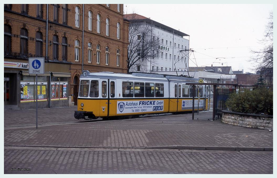 Eine ex Stuttgarter Straßenbahn steht hier am 24.11.1996 als Tram 75 am Bahnhof Nordhausen. Die alte Stuttgarterin wurde hier auf der Linie 1 eingesetzt.