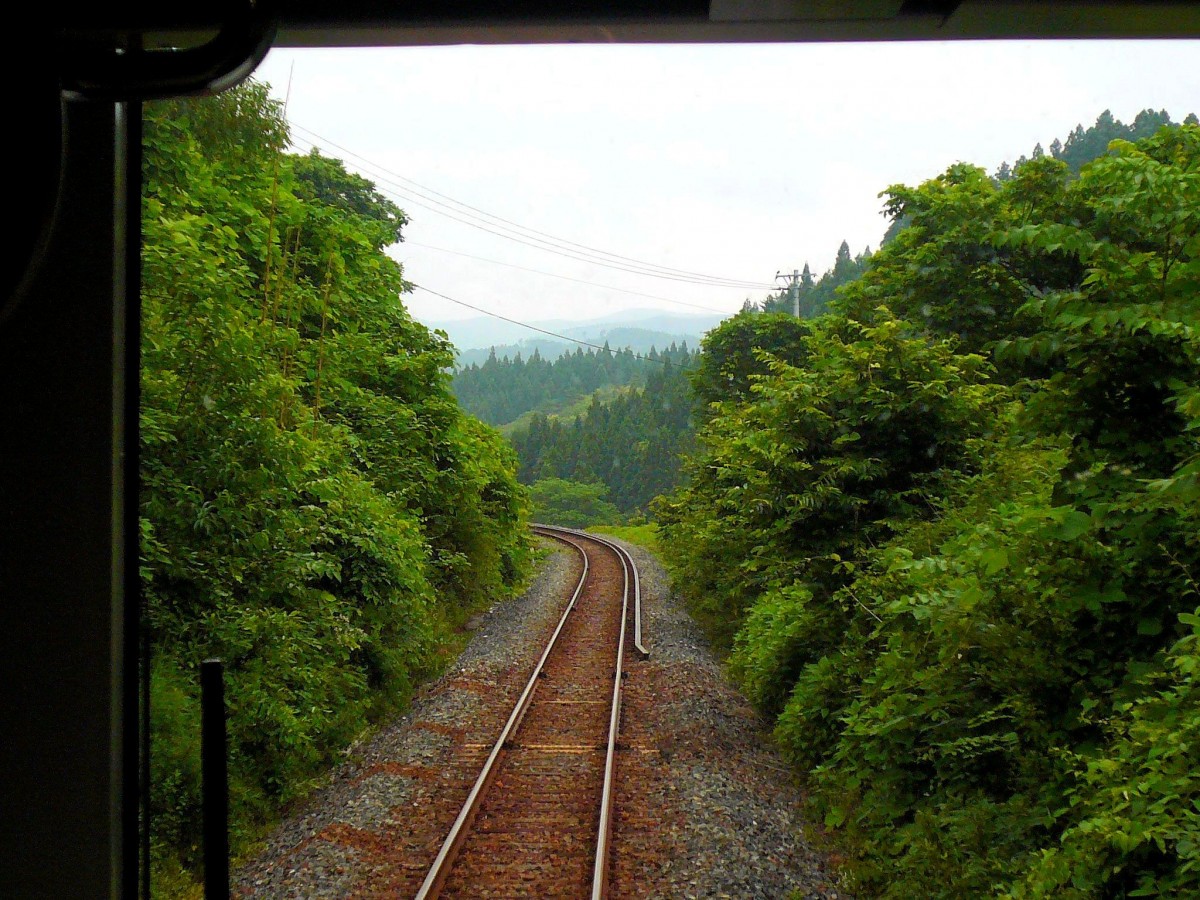 Eine Fahrt auf der Ôfunato-Linie bringt nach jeder Kurve überraschende Blicke in eine weitgehend unberührte Natur. Im Triebwagen KIHA 100-42 beim Abstieg an die Pazifikküste. Nach Mataki, 9.Juli 2010.  