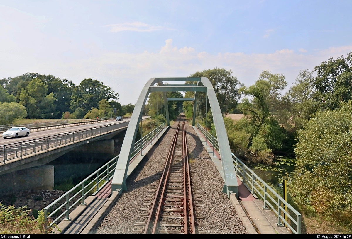 Eine Fahrt auf der Bahnstrecke Dessau–Gohrau-Rehsen (KBS 257) mit 670 003-2  Fürstin Louise  der Dessauer Verkehrs- und Eisenbahngesellschaft (DVE) als DWE75710 von Dessau Hbf nach Wörlitz...
Blick auf die Scholitzer Brücke, die den Scholitzer See überspannt.
[1.8.2018 | 14:29 Uhr]