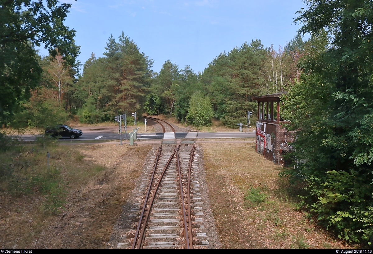 Eine Fahrt auf der Bahnstrecke Dessau–Gohrau-Rehsen (KBS 257) mit 670 003-2  Fürstin Louise  der Dessauer Verkehrs- und Eisenbahngesellschaft (DVE) als DWE75710 von Dessau Hbf nach Wörlitz...
Blick auf den Bahnübergang (BÜ) auf der B 107 mit stillgelegtem Gleis (heute teilweise Draisinenstrecke) zum ehemaligen Kraftwerk Vockerode.
[1.8.2018 | 14:40 Uhr]