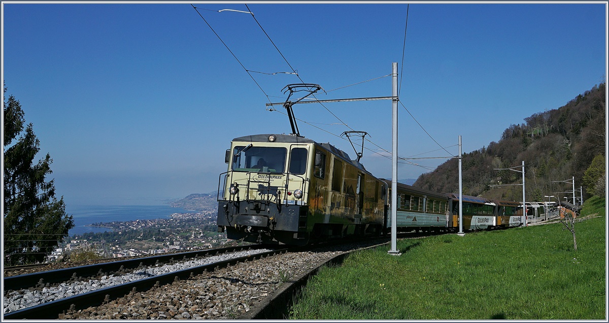 Eine Fahrt mit der MOB bietet, unabhängig der Zugskategorie, herrliche Panoramablicke. Die  GDe 4/4 Saanen in der  Train du Chocolat  Farbgebung mit ihrem MOB Panoramic 2124 von Montreux nach Zweisimmen kurz nach der Haltestelle Sonzier bei der Einfahrt in die 180° Kurve Richtung Chamby. 
3. April 2017