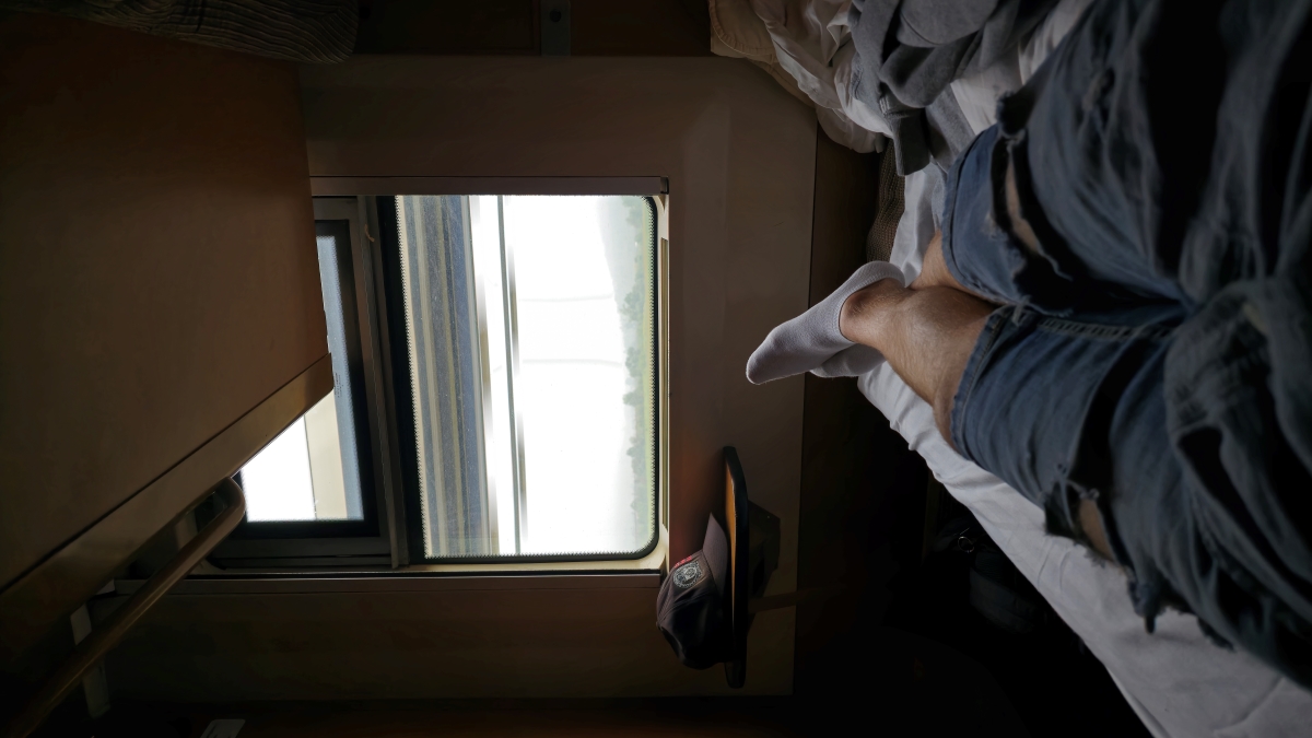 Eine Fahrt im Nachtzug. Am Morgen war überall noch dichter Nebel was Bilder aus dem Zugfenster unmöglich machte. So wurde kurzerhand die Nachtzugkabine zum Bahnbild. Hier zu sehen im rumänischen Nachtzugwagen der Gattung WLABmee. Hier aufgenommen bei der Durchfahrt von Dumbrǎveni.

Dumbrǎveni 02.09.2025