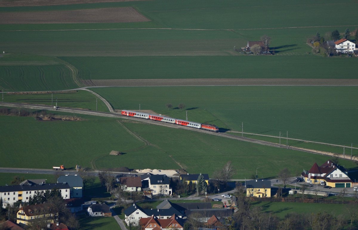 Eine Fahrzeug der Br 1142 war am 27.03.2017 mit dem Rex 3904
in Micheldorf (OÖ) zu sehen. Das Bild entstand von der
öffentlich zugänglichen Burg Altpernstein aus!