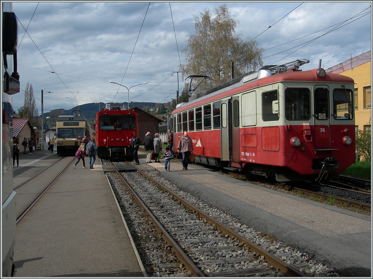 Eine Fahrzeugvielfalt, wie es sie so bald nicht mehr wieder geben wird: CEV GTW 2/6  ex Blonay , MOB/MVR HGem 2/2 2501 und CEV BDe 2/4 74 in Blonay.
12. April 2016