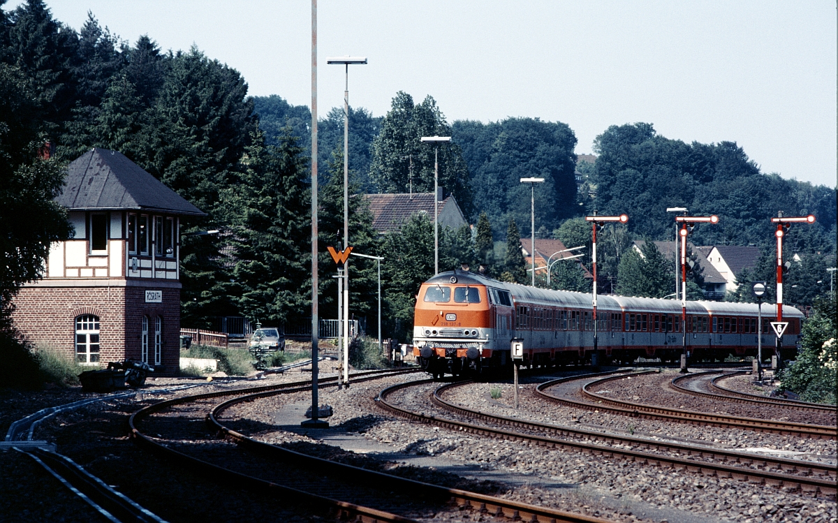 Eine farbenfrohe Abwechslung im stark ozeanblau/beige geprägten DB-Alltag der  Epoche 4  Mitte der 198oer Jahre boten die Citybahnzüge Köln - Gummersbach (- Meinerzhagen). 218 137 fährt am 15.6.1986 in Rösrath ein.